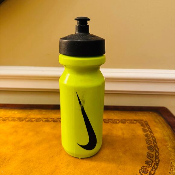 NIKE Big Mouth 22 oz Squeezable Push Pull Spout Neon Green Black Water Bottle - Picture 3 of 7